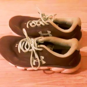 Wlmens under armour sneakers